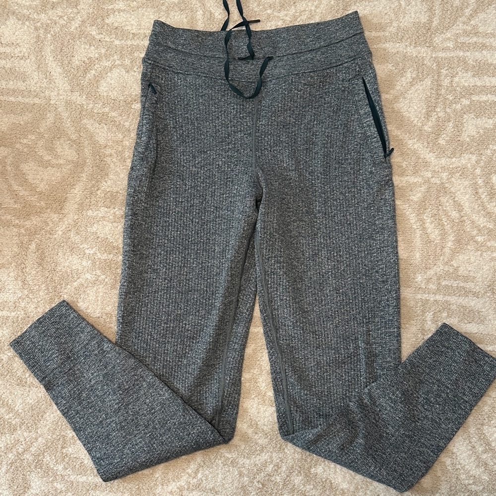 Lululemon Engineered Warmth Relaxed Fit Jogger
Green Jasper / White WORN ONCE